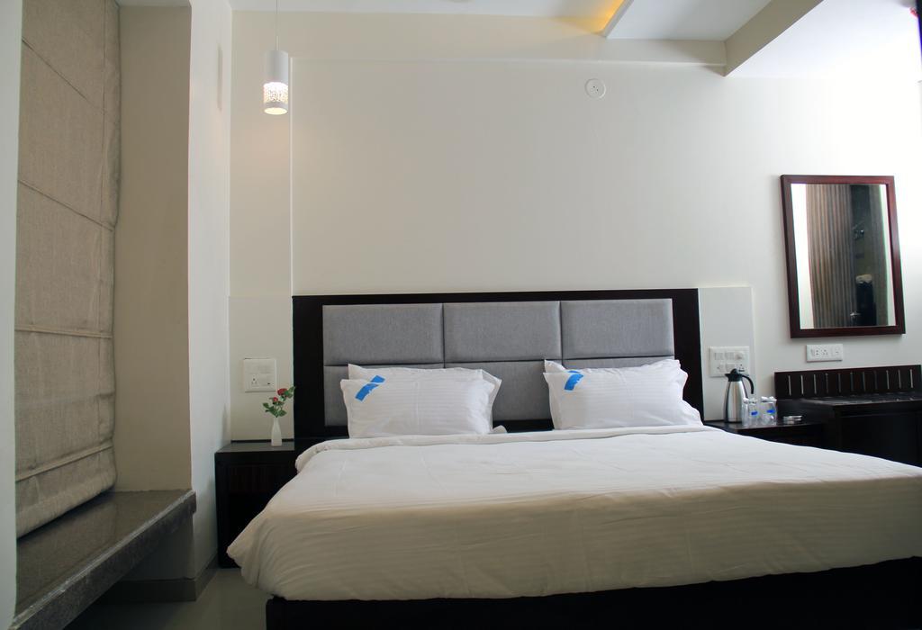 The Sky Court Hotell Aurangabad  Rum bild